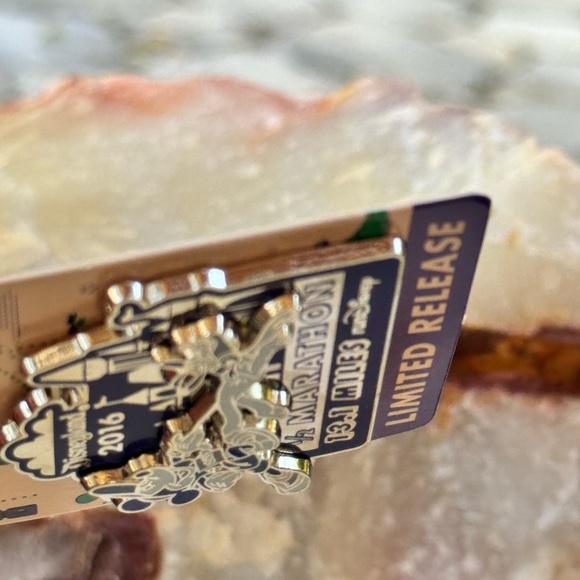 Limited Release/Disneyland 1/2 Marathon Weekend 2016 Mickey & Pluto Pin Trading - Picture 4 of 8